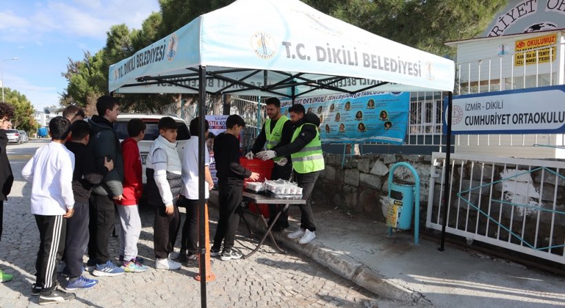 Başkan Kırgöz’den öğrencilere simit ve ayran ikramı